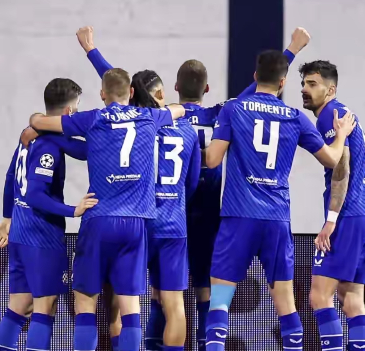 赛后欧冠焦点战；上海海港回应争议；更衣室稳定；高层口径保持一致的简单介绍